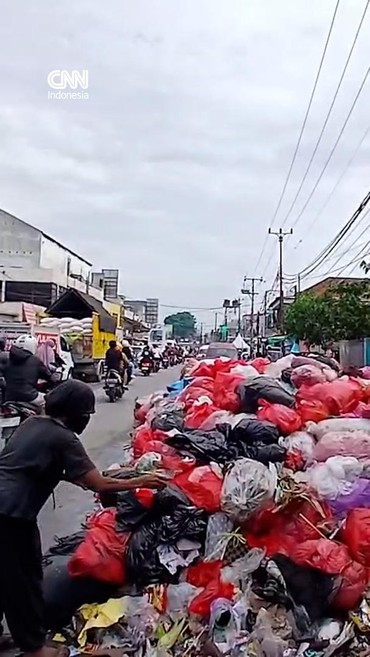 Bau dan Pemandangan Tumpukan Sampah di Tangsel