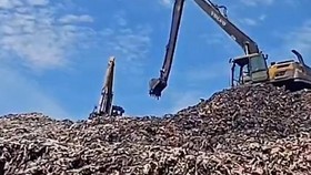 Penampakan Gunung Sampah di TPA Cipeucang Tangsel yang Overload