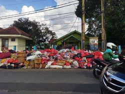 Warga Mengeluh Tumpukan Sampah di Jalanan, DPRD Tangsel Minta Maaf