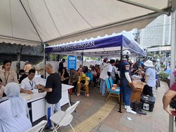 Kala Oma dan Opa Antre Bikin Kartu Layanan Gratis di CFD demi Irit Ongkos