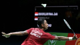 Pebulu tangkis tunggal putra Indonesia Alwi Farhan mengembalikan kok ke arah pebulu tangkis tunggal putra Indonesia Moh Zaki Ubaidillah saat final tunggal putra bulu tangkis SEA Games 2025 di Gymnasium Thammasat University, Pathum Thani, Bangkok, Tha