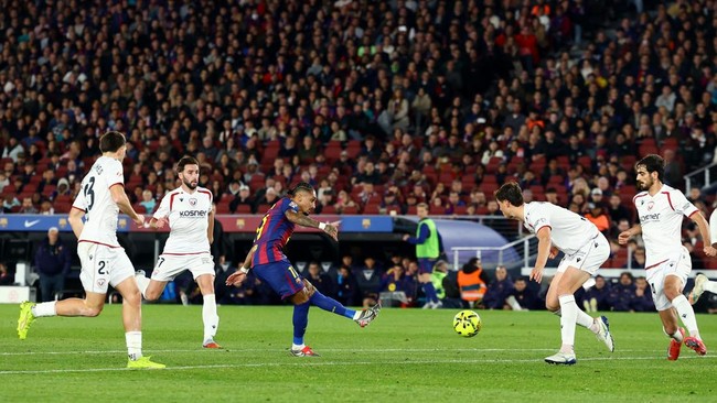 Barcelona meraih kemenangan 2-0 atas Osasuna berkat brace Raphinha dalam laga lanjutan Liga Spanyol di Camp Nou, Minggu (14/12).