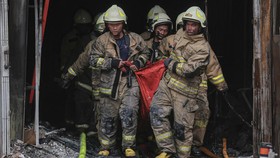 FOTO: Kebakaran Terra Drone hingga Mobil SPPG Tabrak Anak Sekolah