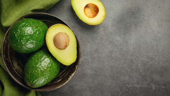 Cara mematangkan alpukat bisa menggunakan kantong kertas. Alpukat bisa disimpan di suhu ruang/Foto: freepik.com/jcomp