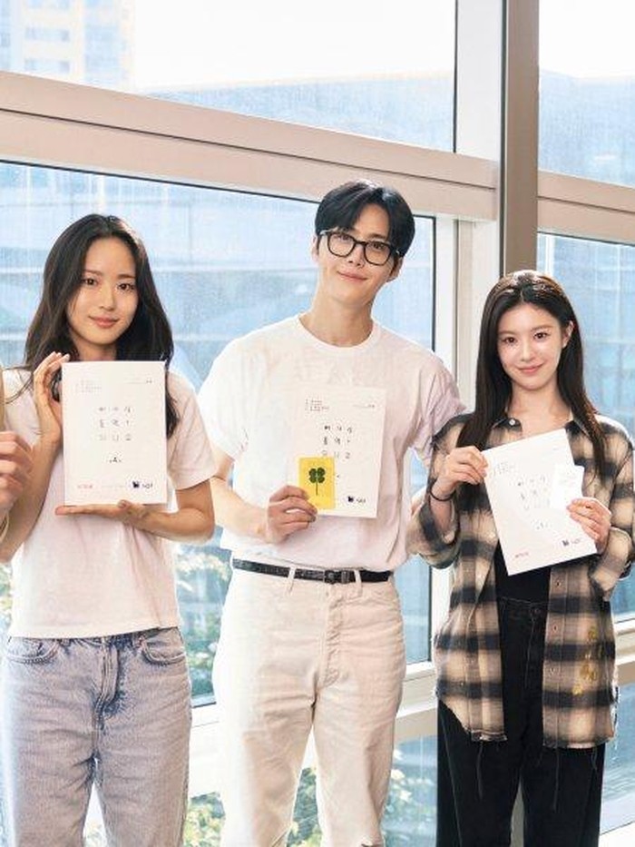 Can This Love Be Translated? ditulis oleh Hong Sisters, Hong Jung Eun dan Hong Mi Ran, yang sebelumnya sukses dengan Hotel Del Luna, Alchemy of Souls, dan The Master’s Sun. Gaya cerita mereka yang emosional tapi tetap ringan jadi jaminan mutu tersendiri.