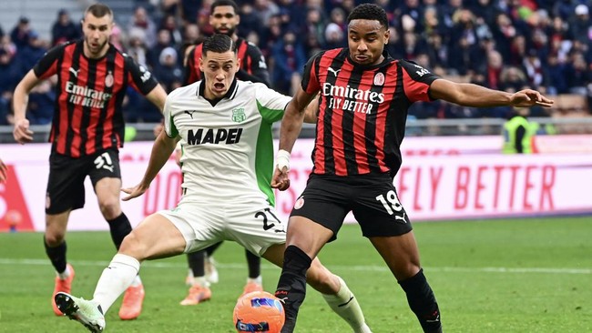 Pertandingan AC Milan vs Sassuolo berakhir imbang 2-2. Jay Idzes tampil solid, terlibat dalam duel penting dan mencetak momen berkesan di lapangan.