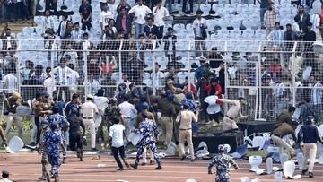 Berita Panas dari Dunia Sport CNN : FOTO: Kecewa Messi Cuma Hadir 20 Menit, Fans India Ngamuk di Stadion