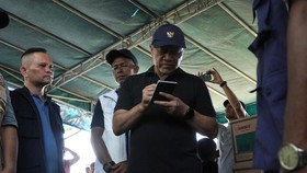 Zulhas Cek Langsung Lahan Pertanian Terdampak Banjir di Bireuen