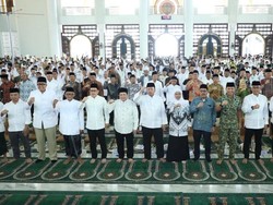 Nusron Serahkan 2.532 Sertipikat Tanah Wakaf dan Rumah Ibadah di Jatim