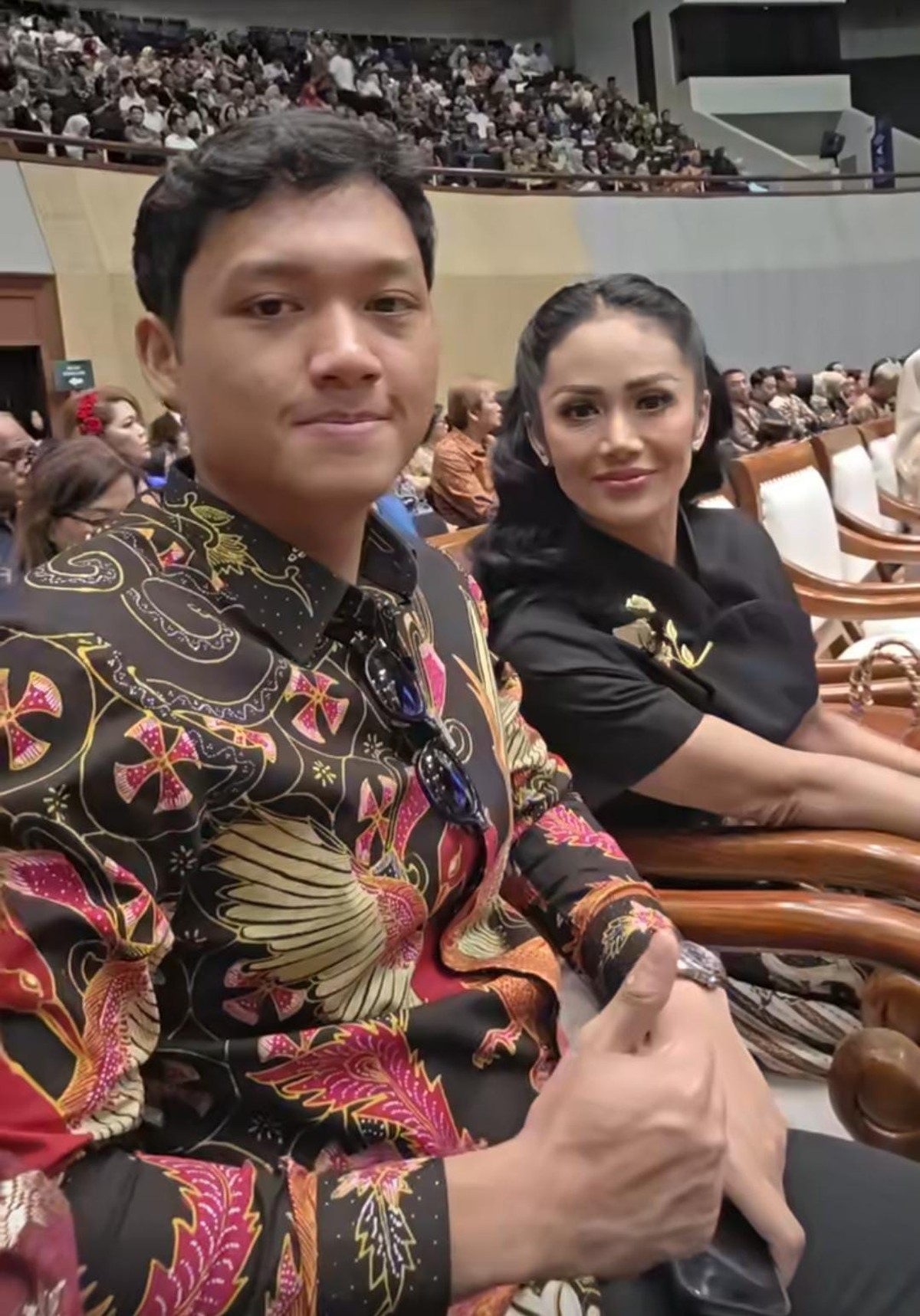 Kris Dayanti di wisuda Sarah Menzel