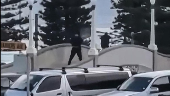 Pihak kepolisian Australia membeberkan identitas pelaku penembakan di Pantai Bondi, Sydney, pada Minggu (14/12).