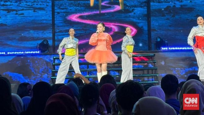 Setia Band dan Ayu Ting Ting memeriahkan panggung pembukaan HUT Transmedia 24 Ours, Minggu (14/12).