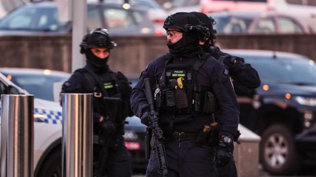 Delapan orang dilaporkan dilarikan ke rumah sakit menyusul penembakan yang terjadi di Bondi Beach, salah satu ikon wisata di Sydney, Australia, Minggu (14/12).