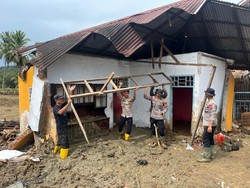 Polri Bantu Korban Bencana Sumbar: Pulihkan Jembatan, Akses Listrik hingga Air