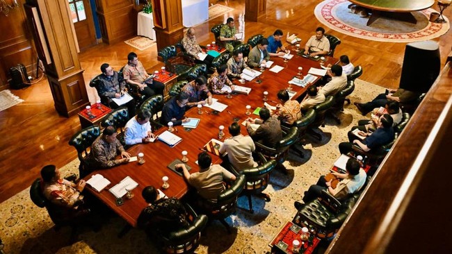 Sejumlah menteri dipanggil Prabowo Subianto ke Hambalang untuk membahas penanganan bencana Sumatra.