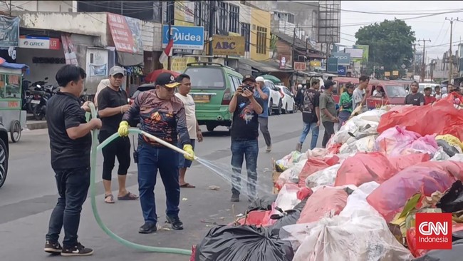 Sampah bertumpuk di depan Kantor Kecamatan Serpong dan di Jalan Raya Serpong menuju Gedung DPRD Kota Tangerang Selatan.