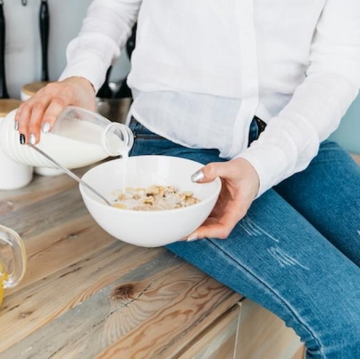 Memulai hari dengan sarapan oatmeal memberi energi dan nutrisi seimbang. Oatmeal mudah dikreasikan sesuai selera tanpa harus membosankan. Konsumsi oatmeal setiap hari juga dapat mendukung kesehatan jangka panjang.