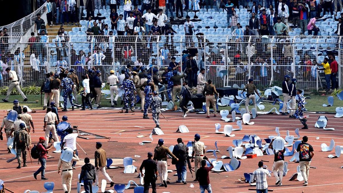 Ricuh Fans India Lempari Kursi Stadion Usai Messi Cuma Datang 20 Menit