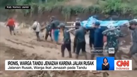 VIDEO:Ironis, Warga Tandu Jenazah karena Jalan Rusak