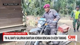 VIDEO: TNI AL Bantu Salurkan Bantuan Korban Bencana di Aceh Tamiang