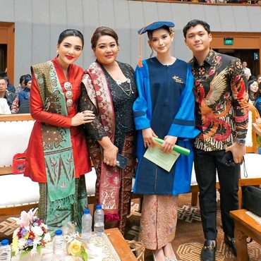 Sarah Menzel Lulus S-1, Potret KD dan Ashanty Hadiri Wisuda Calon Menantu