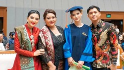 Sarah Menzel Lulus S-1, Potret KD dan Ashanty Hadiri Wisuda Calon Menantu