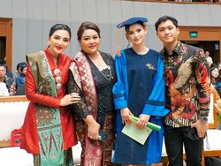 Sarah Menzel Lulus S-1, Potret KD dan Ashanty Hadiri Wisuda Calon Menantu
