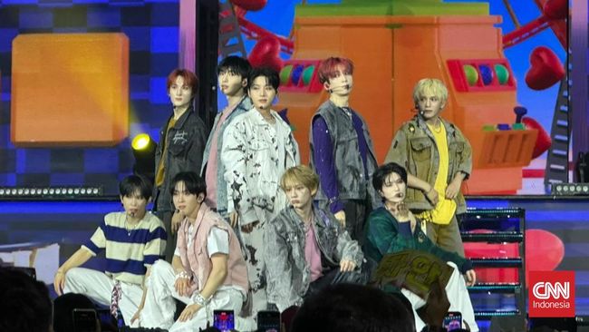 Boy group asal Korea Selatan XODIAC masih memeriahkan panggung HUT Transmedia 24 Ours dengan permainan adu kompak dan lagu Special Love.