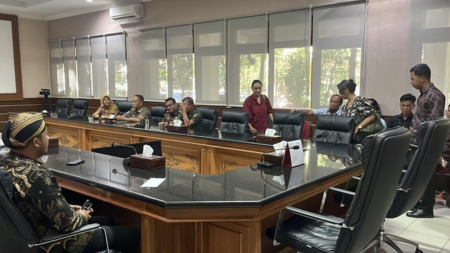 Dua kubu pemegang takhta Keraton Solo bertemu di Balai Kota Surakarta untuk membahas peresmian Panggung Songgobuwono dan Museum Keraton.