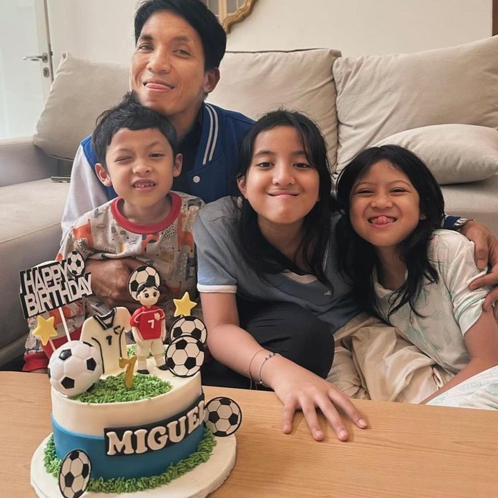 <p>Komedian Deddy Mahendra Desta alias Desta, sudah dikaruniai tiga anak dari pernikahannya dengan Natasha Rizky. Meski keduanya telah berpisah, pria berusia 48 tahun ini selalu menempatkan peran Ayah sebagai prioritas utamanya demi ketiga anaknya, yakni Megumi Arrawda Sachi, Mishka Arrawfa Najma, dan Miguel Arrawsya Janied. (Foto: Instagram @desta80s)</p>