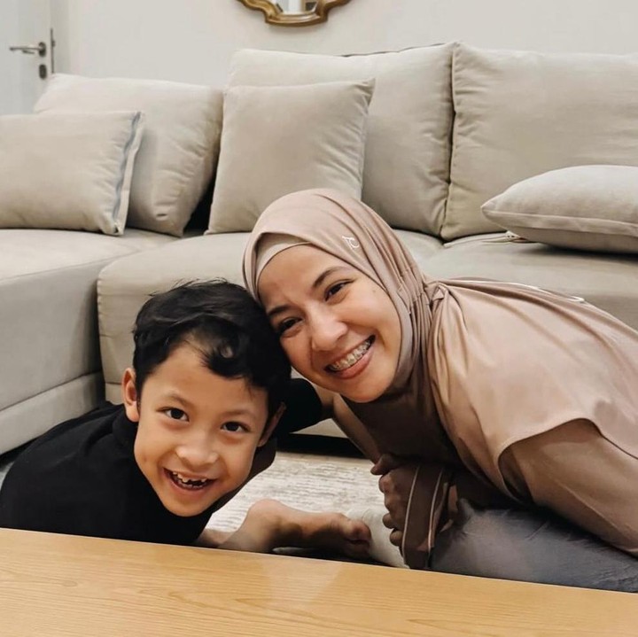 <p>Enggak cuma Desta, Natasha juga membagikan sejumlah potretnya bersama Miguel. Menilik dari isi <em>caption</em>-nya, ia menuliskan wejangan untuk sang putra. "Sesi Ibu "kultum" Gege (Miguel) wwkkwkwkw. Ge, akan ada banyak hal di depan gege ada yang gampang, ada yang bikin capek. Kalau rasanya berat, inget aja ya, Ge&hellip; Allah selalu cukup buat Gege. Barakalahufiik nak," ungkap Natasha Rizky lewat laman Instagramnya. (Foto: Instagram @natasharizkynew)</p>