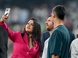 Heboh Istri Pejabat India Tak Sopan Saat Ajak Messi Selfie