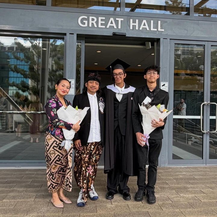 <p>Gitaris satu ini juga menuliskan ucapan selamat yang dilengkapi dengan wejangan untuk sang putra. &ldquo;Gak kerasa sudah 3 tahun aja&hellip;Hari ini menemani <em>@devanannda</em> wisuda. Selamat mencari, menemukan, dan menjalani hidup ke depan dan selalu dituntun hal baik oleh leluhur,&rdquo; tulis Dewa, dikutip dari laman Instagram <em>@dewabudjana,</em> Senin (15/12/2025).&nbsp;(Foto: Instagram @dewabudjana)</p>