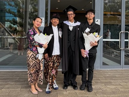 Anak Wisuda, Intip Potret Dewa Budjana dan Istri yang Hadir Mendampingi