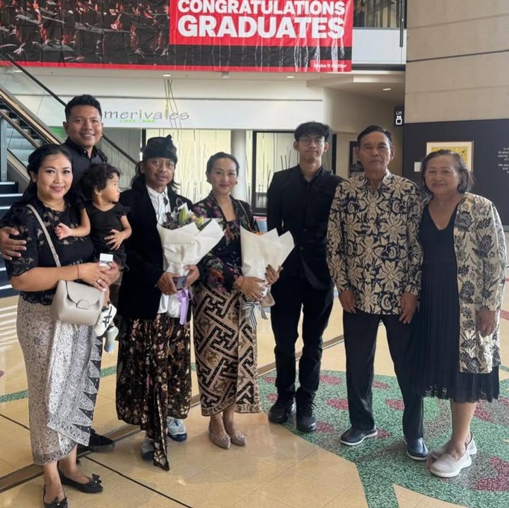 <p>Dewa berbagi momen bahagia ketika mendampingi putra sulungnya, I Dewa Gede Devananda, yang telah menyelesaikan pendidikan di perguruan tinggi. Kabar ini diketahui langsung melalui beberapa foto yang diungah di akun Instagram pribadinya.&nbsp;(Foto: Instagram @dewabudjana)</p>