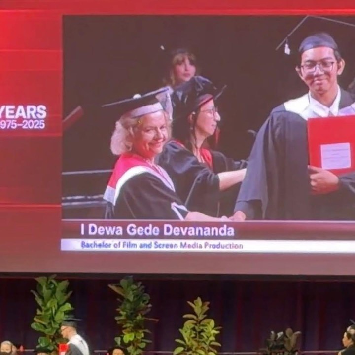 <p>Dalam unggahan itu, Dewa juga memperlihatkan momen ketika sang putra menerima ijazah sebagai tanda kelulusannya. Pria yang akrab disapa Deva itu diketahui meraih gelar Sarjana Produksi Film dan Media Layar.&nbsp;(Foto: Instagram @dewabudjana)</p>
