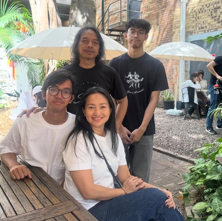 <p>Mendampingi anak saat wisuda tentu menjadi momen penting bagi banyak orang tua untuk menyaksikan pencapaian sang anak. Hal juga dirasakan Dewa Budjana dan Putu Borawati belum lama ini. (Foto: Instagram @dewabudjana)</p>