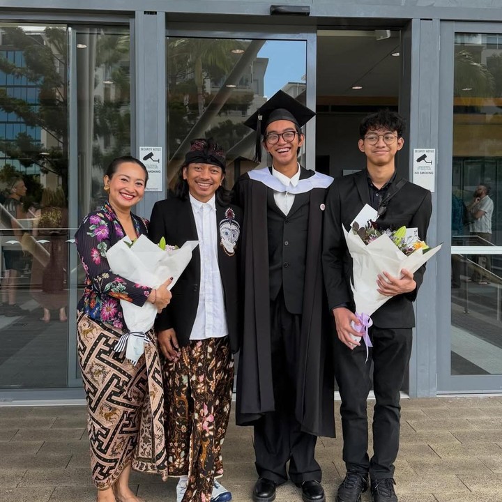 <p><em>Postingan </em>itu langsung dibanjiri komentar netizen yang ikut memberikan ucapan selamat. &ldquo;Selamat Deva, dan kedua orang tua yg berbahagia Cak Bud dan Mbak Bora,&rdquo; tulis akun <em>@dreamland****.</em> &ldquo;Selamat ya IDewa gde Devananda semoga kedepannya lebih sukses,&rdquo; tulis akun <em>@okakar****.&nbsp;</em>(Foto: Instagram @dewabudjana)</p>