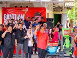 Anggota DPR Kaisar Kiasa Serahkan Alat Penggiling Padi ke Petani Cilacap