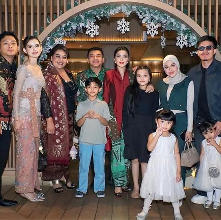 <p>Kabar bahagia tengah menghampiri keluarga Ashanty dan Krisdayanti. Calon menantu mereka, alias kekasih dari Azriel Hermansyah, Sarah Menzel, baru saja melaksanakan wisuda setelah menempuh studinya di Binus University. (Foto: Instagram @ashanty_ash)</p>