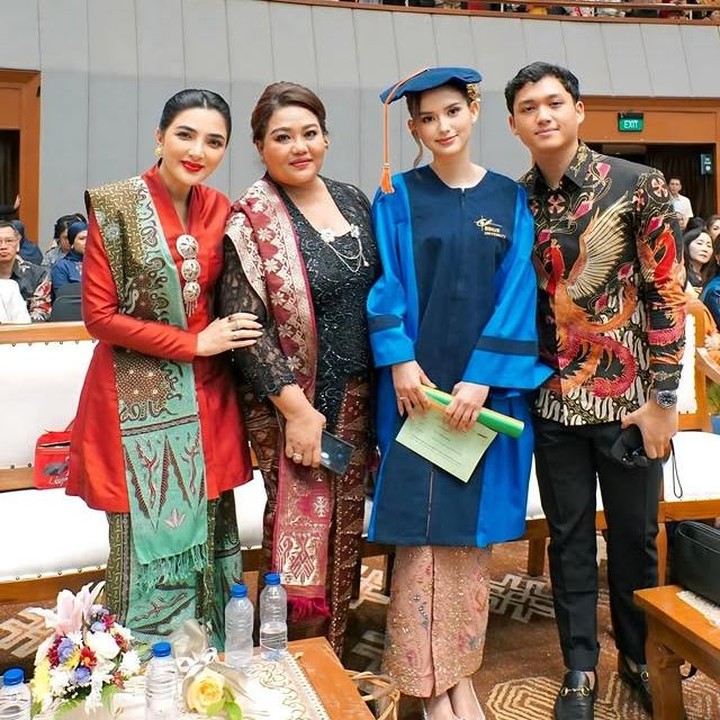<p>Di hari istimewa Sarah Menzel, Ashanty tampak hadir langsung bersama Azriel untuk memberikan dukungan, Bunda. Momen bahagia itu pun dibagikan Ashanty melalui akun Instagram pribadinya. (Foto: Instagram @ashanty_ash)</p>