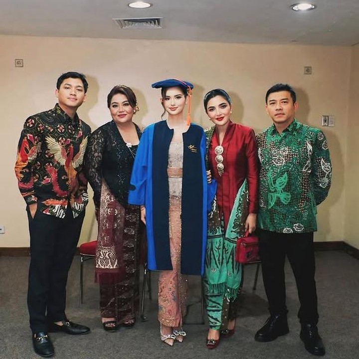 <p>Tidak datang sendiri, Ashanty juga didampingi sang suami, Anang Hermansyah. Dalam potret yang dibagikan, Ashanty dan Anang tampil anggun mengenakan kebaya dan batik, sementara Sarah terlihat cantik dalam balutan busana wisuda. "Hasil tidak pernah mengkhianati usaha.. Setiap tetes keringat perjuangan hari ini adalah pupuk bagi kesuksesan yang akan datang. Selamat sayang <em>@ssarah_menzel</em>," tulis Ashanty melalui Instagramnya. (Foto: Instagram @ashanty_ash)</p>
