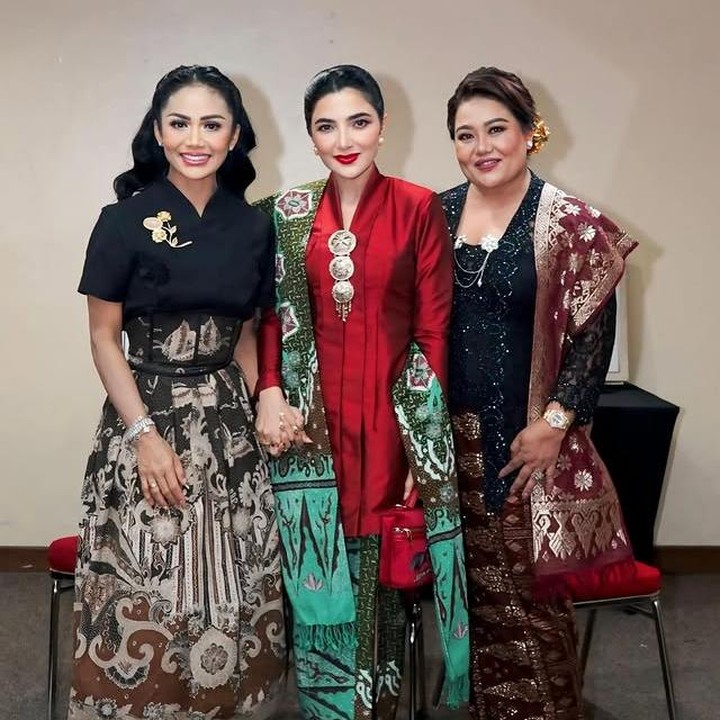 <p>Momen bahagia ini juga turut dihadiri oleh Krisdayanti, Bunda. Dalam salah satu potretnya, Krisdayanti terlihat berpose bersama Ashanty serta ibunda dari Sarah Menzel, Luh Gede Herryani. (Foto: Instagram @ashanty_ash)</p>