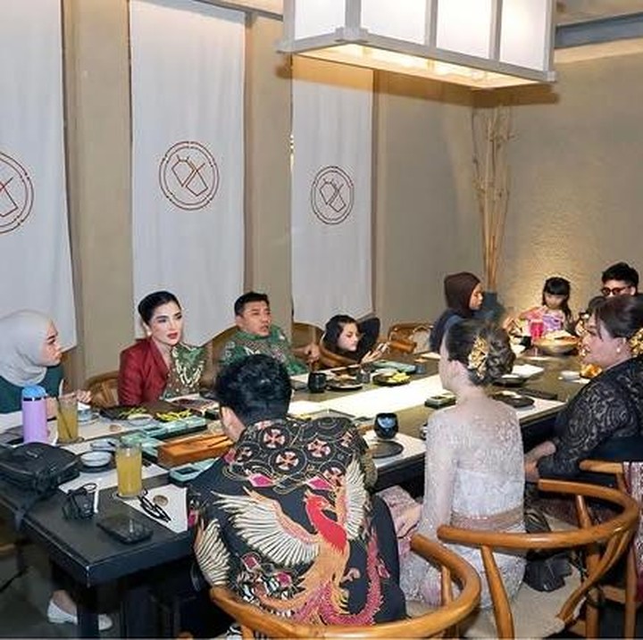 <p>Menutup hari spesial sang calon menantu, mereka tampak menikmati makan bersama di sebuah restoran, Bunda. Unggahan ini pun menuai berbagai komentar positif dari netizen yang memuji kekompakan keluarga mereka. Salah satunya dari akun Instagram <em>@eli****</em> yang mengatakan, "Kompaknya keluarga ini sampe wisuda pacar anak aja pada dateng,". "Saling mendukung banget, senangnyaaa," kata <em>@lar****.</em> "Dirayakan oleh keluarga pacar," tambah<em> @bell****.</em> (Foto: Instagram @ashanty_ash)</p>