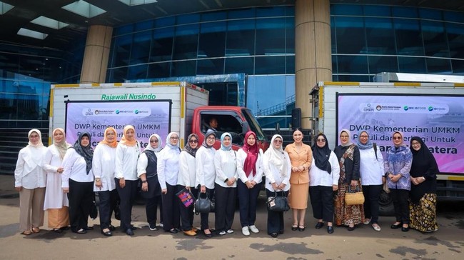 Dharma Wanita Persatuan Kementerian UMKM & ID FOOD salurkan bantuan perlengkapan bayi untuk masyarakat terdampak bencana di Sumatra, meringankan beban keluarga.