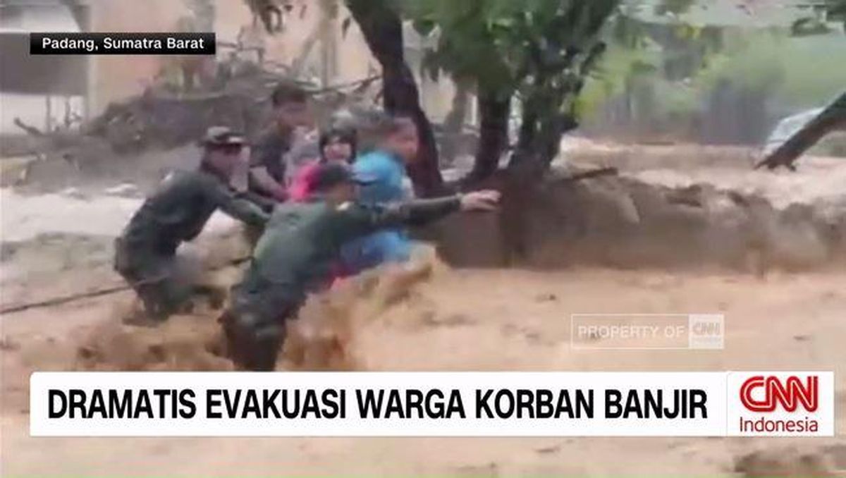 VIDEO: Dramatis Evakuasi Warga Korban Banjir di Padang