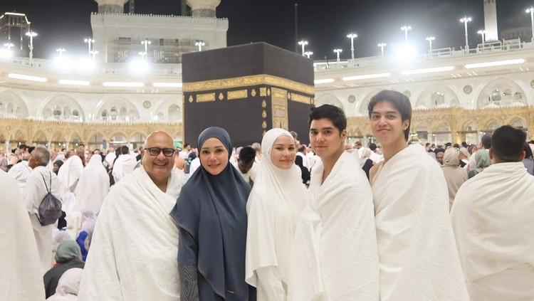 El Rumi dan Maia Estianty umrah bersama keluarga