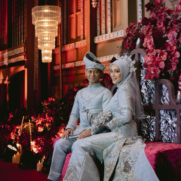 <p>Melalui unggahan di Instagram, Erra dan Ezwan menuliskan tentang acara resepsi yang berlangsung begitu meriah. Keduanya juga mengungkap harapan terkait penyatuan dua hati dalam ikatan pernikahan. "Upacara resepsi @errafazira &amp; @ezwanzain sangat indah, disaksikan oleh keluarga kedua belah pihak dalam suasana serba mewah bernuansa merah marun. Semoga ikatan suci ini terus diberkati, dipelihara dengan kasih sayang dan kedamaian Tuhan," tulis keduanya. (Foto: Instagram @ezwanzain/ @errafazira)</p>