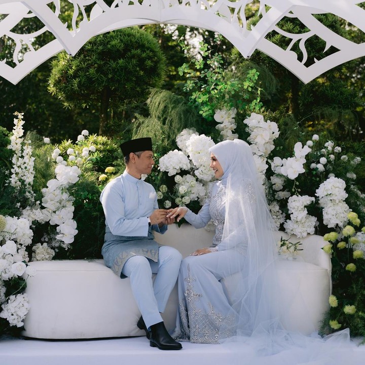 <p>Pernikahan Erra dan Ezwan cukup mencuri perhatian publik, Bunda. Salah satu yang menjadi sorotan adalah mahar pernikahan yang dianggap unik. Dilansir <em>Wolipop</em>, Erra diketahui menerima mas kawin berupa pohon bunga emas senilai 102 gram emas. Tak hanya itu, ia juga mendapatkan seserahan cincin berlian senilai sekitar RM80.000 atau sekitar Rp325 juta, sejumlah aksesori, dan rangkaian parfum. (Foto: Instagram @ezwanzain/ @errafazira)</p>