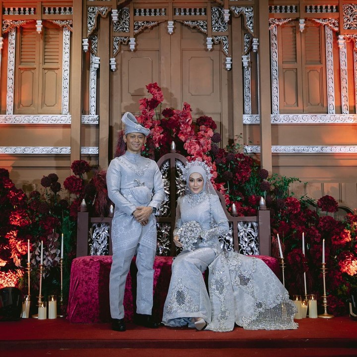 <p>Artis terkenal Malaysia Erra Fazira resmi menikah dengan seorang pengusaha bernama Ezwan Zain pada Jumat, 12 Desember 2025. Prosesi akad nikah berlangsung di Rinjani Majestic, Kampung Melayu Subang, Shah Alam, Malaysia. (Foto: Instagram @ezwanzain/ @errafazira)</p>